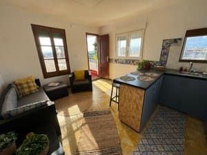 Salón con sofás y salida a la terraza