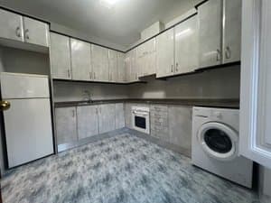 Cocina con frigorífico, horno y lavadora