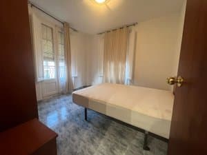 Dormitorio con cama de matrimonio y ventana