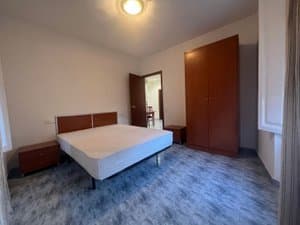Dormitorio con cama de matrimonio y armario