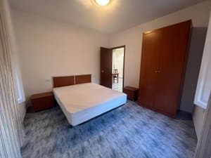 Dormitorio con cama y armario de madera