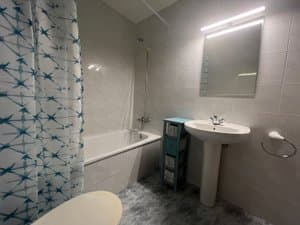 Baño con bañera, lavabo de pie e inodoro