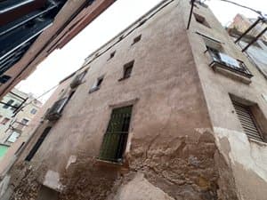 Fachada de la casa en esquina en el casco antiguo