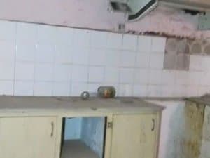 Cocina con encimera alicatada y armarios bajos