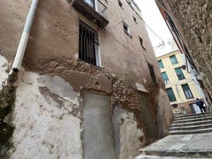Fachada con reja junto a la escalinata