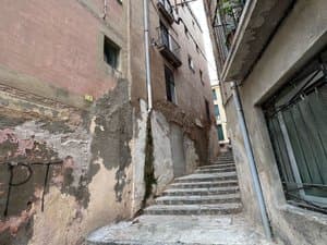Calle con escalinata junto a la casa