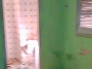 Paso interior con paredes verdes y rosas