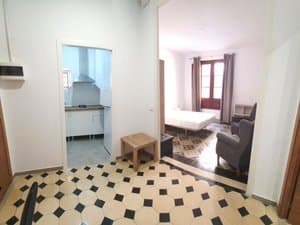Entrada con suelo hidráulico y cocina al fondo
