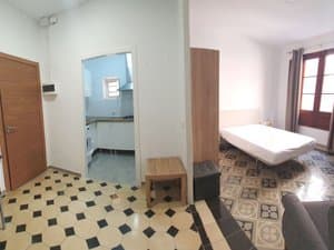 Recibidor con mesa auxiliar y paso a la cocina