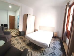 Zona de dormitorio con cama doble y armario