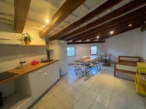 Cocina y salón bajo el techo de vigas