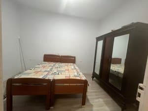 Dormitorio con cama de matrimonio y armario con espejo