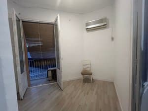Dormitorio con salida al balcón y aire acondicionado