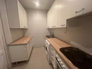 Cocina con placa y encimera de madera