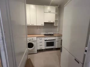 Cocina con lavadora, horno y frigorífico
