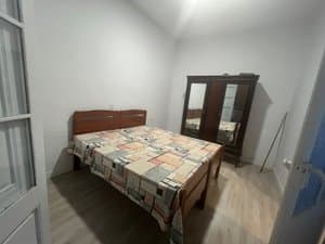 Dormitorio con cama de matrimonio y armario