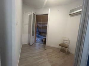 Estancia con puerta balconera y silla