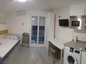 Estudio con cama, escritorio y salida al balcón