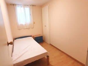 Dormitorio con cama individual y armario empotrado