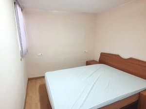 Dormitorio con cama de matrimonio y ventana