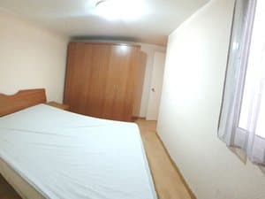 Dormitorio con cama y armario al fondo