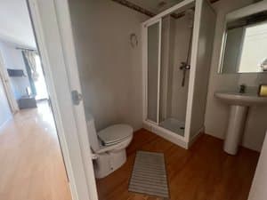 Baño visto desde la puerta con el salón al fondo