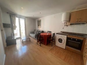 Salón con cocina abierta, lavadora y horno