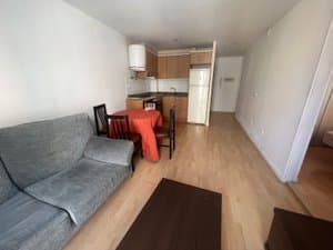 Salón con sofá y mesa baja