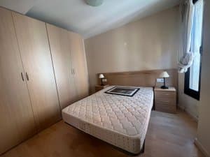 Dormitorio con cama de matrimonio y armario empotrado