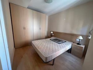 Dormitorio con cama y lámparas de mesita