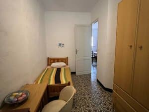 Dormitorio con cama individual, escritorio y armario