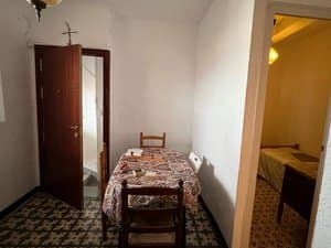 Comedor con mesa y sillas junto a la puerta