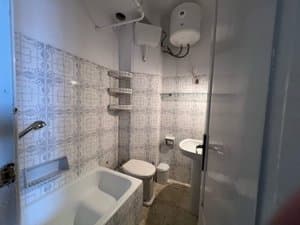 Baño con bañera, inodoro y termo