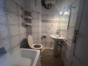 Baño con bañera y lavabo de pie