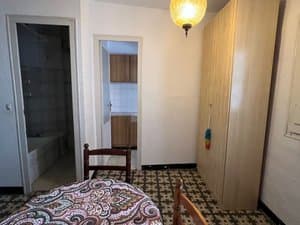 Dormitorio con armario y puerta al baño