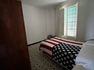 Dormitorio con cama de matrimonio y ventana