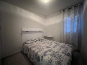 Dormitorio con cama de matrimonio y cortinas