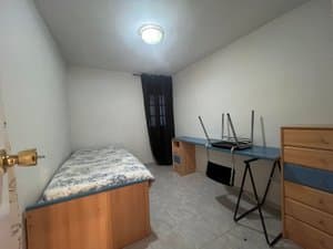 Dormitorio con cama individual, escritorio y cómoda