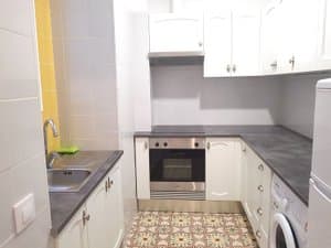 Cocina con fregadero y suelo hidráulico