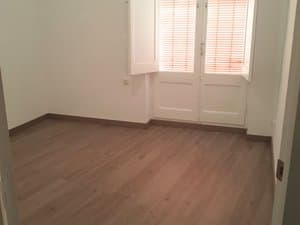 Dormitorio vacío con puerta balconera
