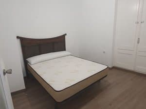 Dormitorio con cama de matrimonio y armario empotrado