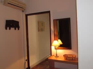 Rincón con lámpara de mesa y espejo