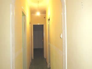 Pasillo distribuidor con arco