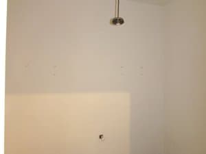 Estancia vacía con pared blanca