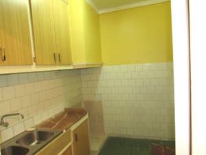 Cocina con fregadero y muebles de madera