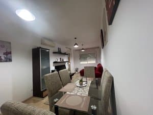 Comedor con mesa de cristal y aire acondicionado