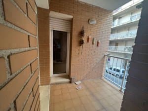 Balcón con pared de ladrillo visto