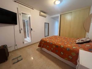 Dormitorio con armario empotrado y aire acondicionado