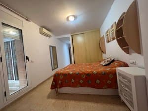Dormitorio con cama, cómoda y armario empotrado