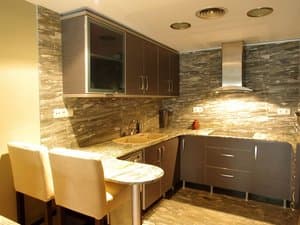 Cocina americana con barra y taburetes